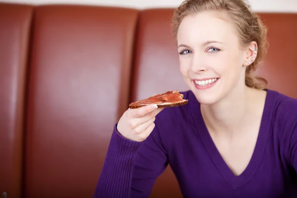 Frau isst Brot und Marmelade — Stockfoto