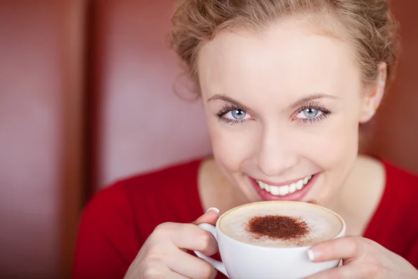 Sorrindo, bela mulher bebendo cappuccino — Fotografia de Stock