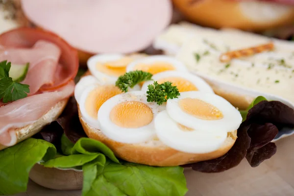Segmenten van gekookte eieren op brood — Stockfoto