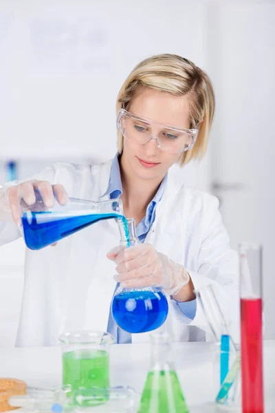Ervan overtuigd wetenschapper experimenteren in laboratorium — Stockfoto