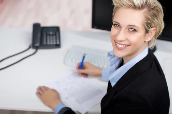 Junge Unternehmerin im Amt — Stockfoto