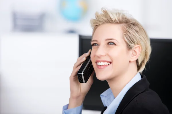 Mulher usando telefone sem fio enquanto olha para cima no escritório — Fotografia de Stock