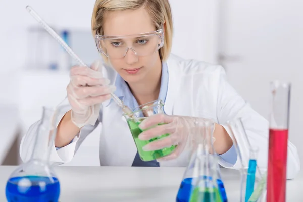 Cientista que experimenta na mesa no laboratório — Fotografia de Stock