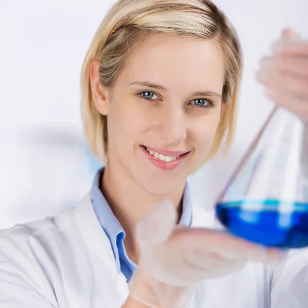 Deneyler mavi sıvı ile kendine güvenen bilim adamı — Stok fotoğraf