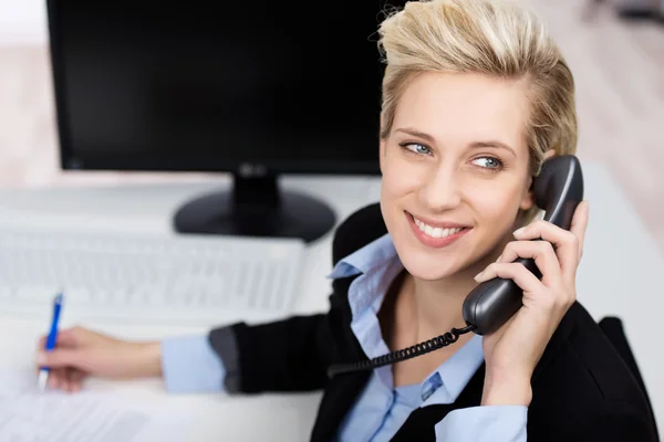 Donna che utilizza il telefono mentre si guarda in alto in ufficio — Foto Stock