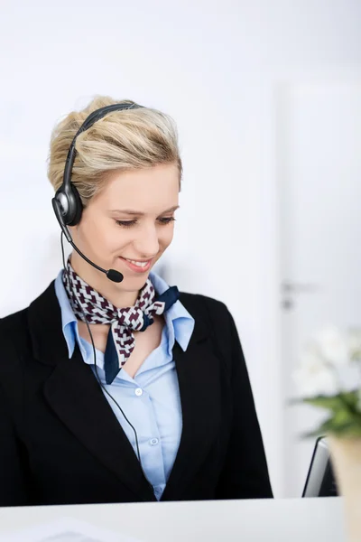 Kadın müşteri hizmeti icra ile kulaklık — Stok fotoğraf