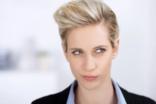 Verward vrouw weg op zoek in office — Stockfoto