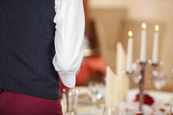 Buik van serveerster aan restaurant tafel — Stockfoto