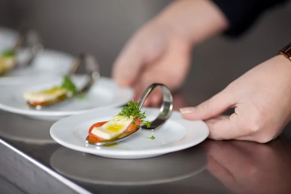 Chefs manos sosteniendo arrancadores en el mostrador de cocina —  Fotos de Stock