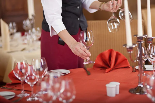 女服务员安排个酒杯餐厅桌上 — 图库照片