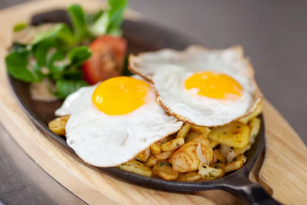 Plato de huevo frito en el mostrador de cocina —  Fotos de Stock