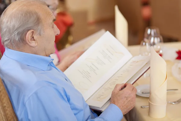 Senior reading the menu — Stock Photo, Image