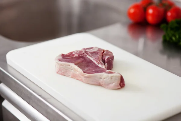 Ruwe t-bone-biefstuk — Stockfoto