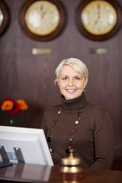 Confident receptionist behind the counter — Stock Photo, Image