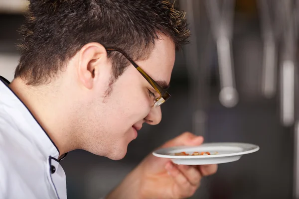 Vonící jídlo šéfkuchař v kuchyni — Stock fotografie