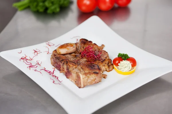 Carne decorada en placa en el mostrador de cocina — Foto de Stock