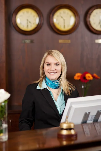 Sorrindo recepcionista loira — Fotografia de Stock