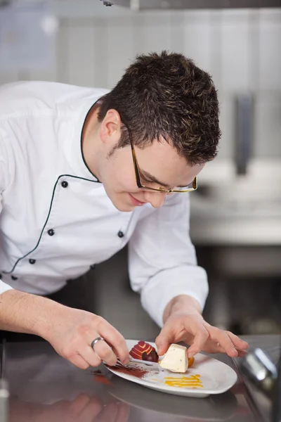 Chef plaçant de la glace dans une assiette garnie — Photo