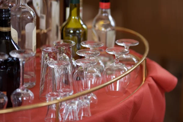 Óculos e garrafas exibidos na mesa do restaurante — Fotografia de Stock