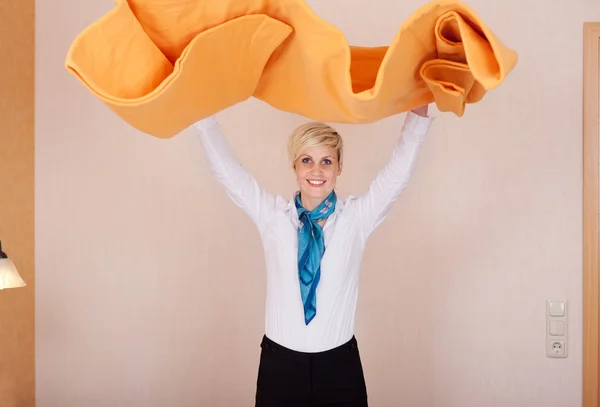 Housekeeper With Arms Raised Holding Duvet — Stock Photo, Image