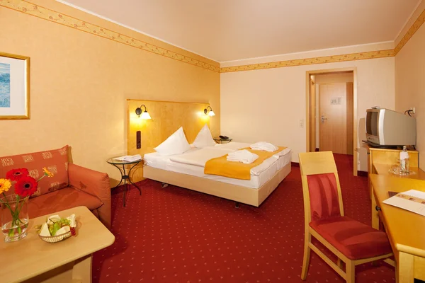Camera da letto semplice in hotel — Foto Stock