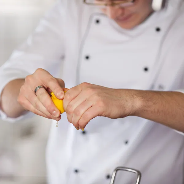 Kucharze ręce wyciskanie wapna — Zdjęcie stockowe
