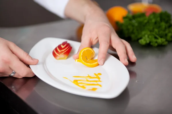 Cook preparing plate of dessert — Stock Photo, Image