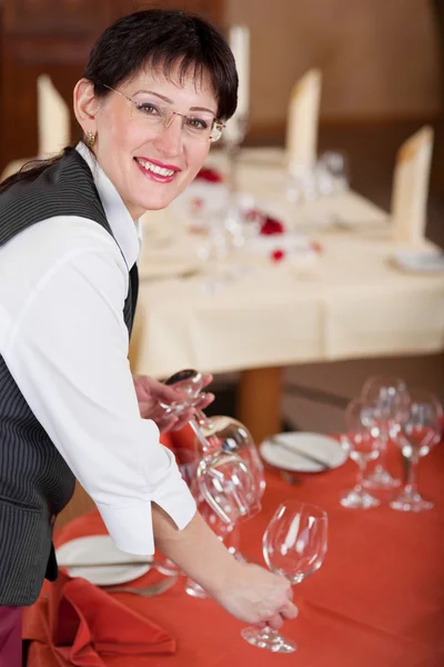 Camarera poniendo la mesa — Foto de Stock