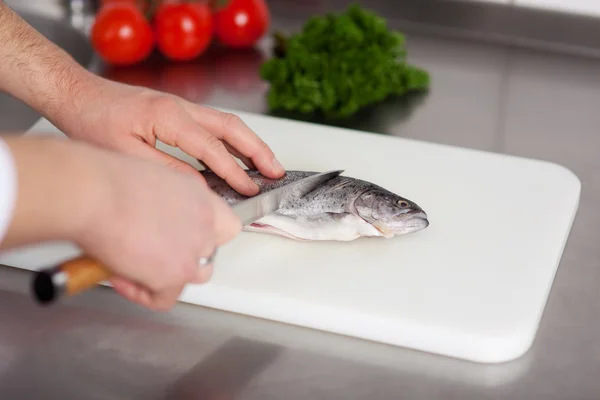 Кухар готує риби — стокове фото