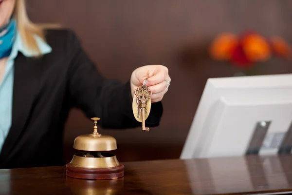 Receptionist passeren kamer sleutels — Stockfoto