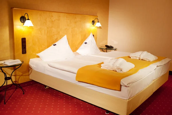 Cama arranjada no quarto do hotel — Fotografia de Stock