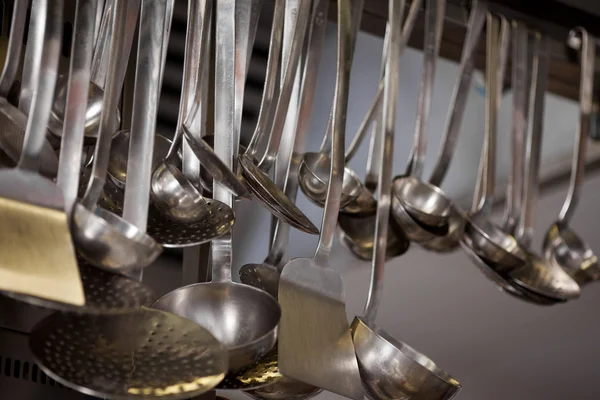 Cucchiaio metallico appeso in cucina — Foto Stock
