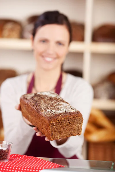 Bakkerij assistent verkoop van brood — Stockfoto