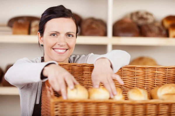 Assistentin bei der Brötchenauswahl in der Bäckerei — Stockfoto