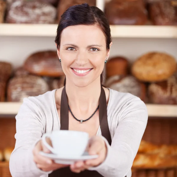 Travailleur servant du café dans une boulangerie — Photo