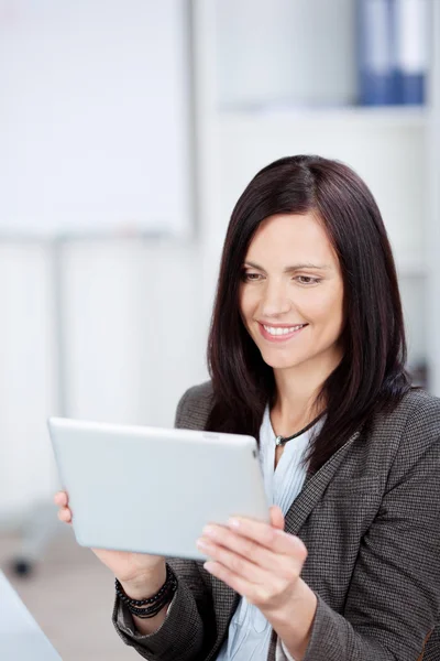 Woman holding a tablet — Stock Photo, Image