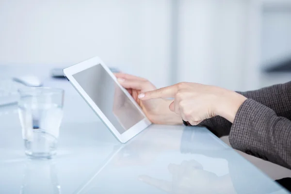 Woman wijzend op een Tablet PC-scherm — Stockfoto