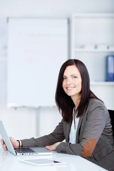 Mujer de negocios sonriente — Foto de Stock