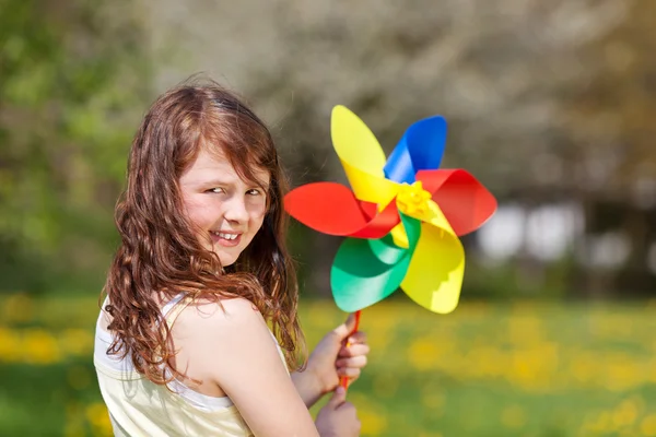 Bambina con mulino a vento giocattolo — Foto Stock