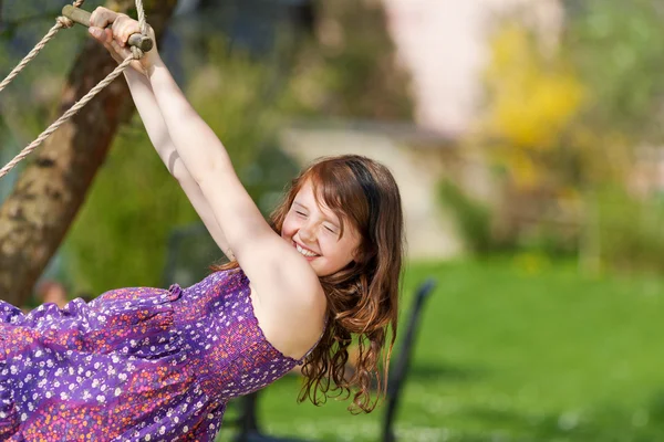 Girl playing on rope ladder — Stock Photo, Image