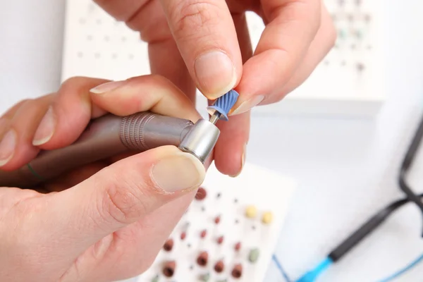 Dentist assembles a burr into the dental drill — Stock Photo, Image