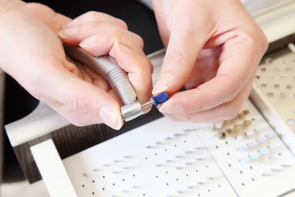 Tandarts een burr inpassen in de tandheelkundige boor — Stockfoto