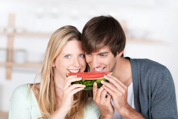 Casal comendo melão juntos — Fotografia de Stock