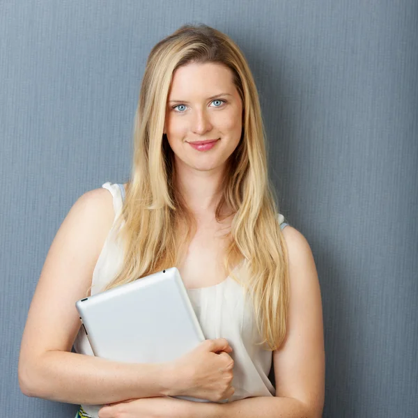 Smiling woman holding tablet — Stock Photo, Image