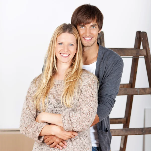 Šťastný mladý pár renovovat svůj domov — Stock fotografie