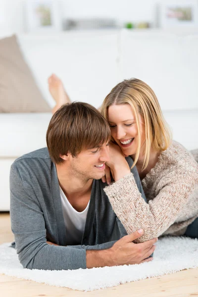 Glückliches Paar lacht zusammen — Stockfoto