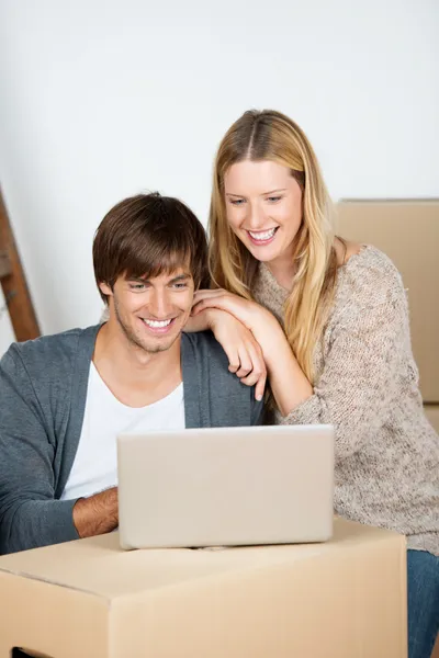 Pareja mirando el portátil — Foto de Stock