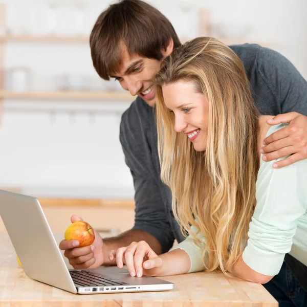 Pareja buscando recetas — Foto de Stock