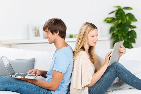 Couple travaillant avec ordinateur portable et tablette — Photo