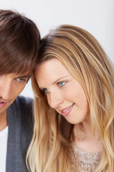 Woman leaning on her boyfriend — Stock Photo, Image